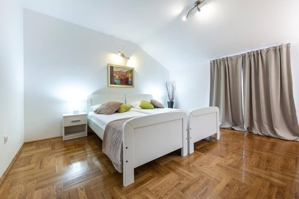 Vila Vergatum-Privacy,Gym,Billiards,Table Tennis Donji Brgat Exterior photo